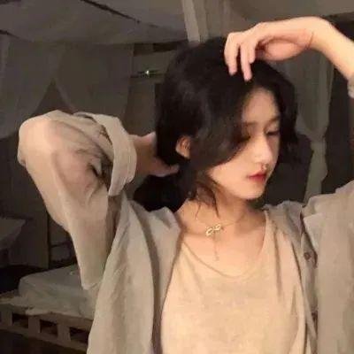 端盘子的姑娘